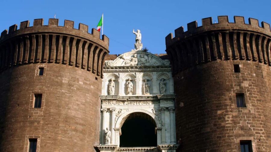 Naples: tour between Maschio Angioino and Plebiscito square - Meeting at Caffè Gambrinus and starting with the right energy