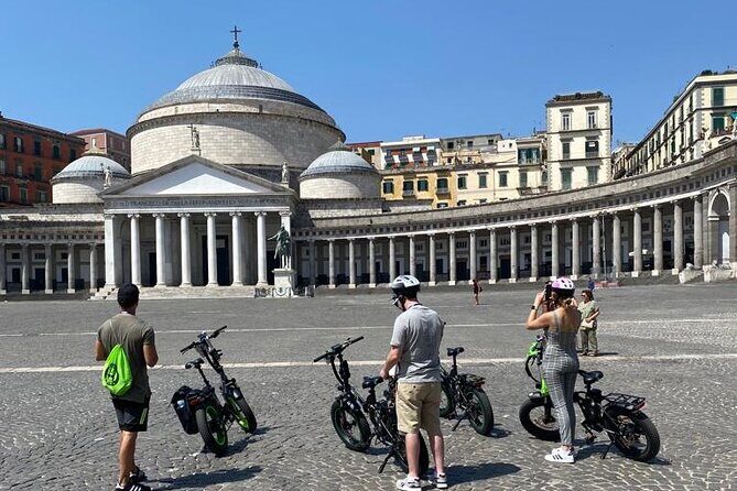 Naples tour by E-BIKE - The San Antonio terrace area: that curved-panoramic stop