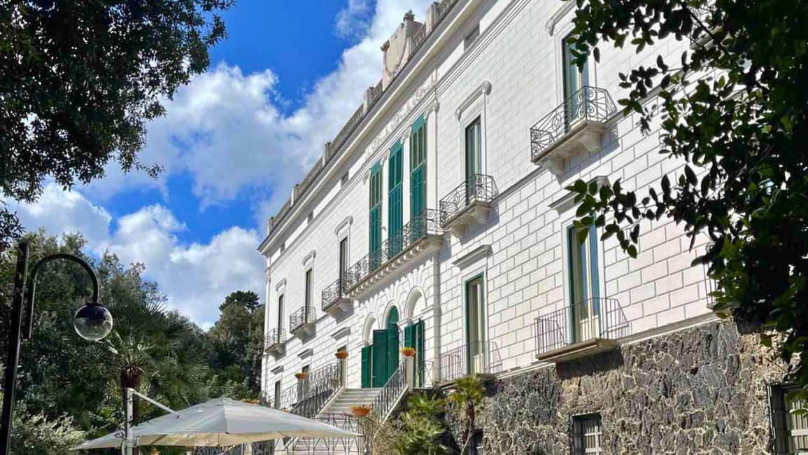 Naples: Vomero, Chiaia private tour with funicular railway - A 3-hour sampler of Vomero and Chiaia by funicular