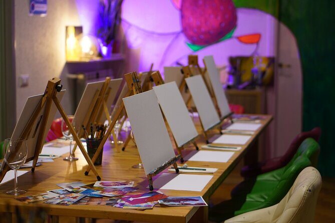 Paint n’ Sip in Rome: Unlimited Wine & Pizza in Piazza Navona - Finding the meeting point and getting to the studio vibe