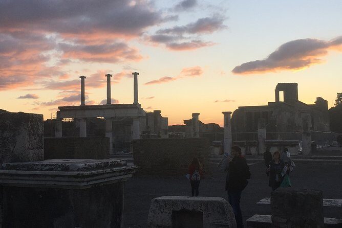 Pompei Guided Tour at Sunset - Private group feel: how guides shape the experience
