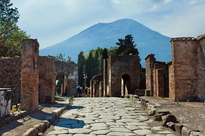 Pompeii 2 h guided tour - Skip-the-line Priority Access - House of the Faun: Mosaics and Statues as a Real Highlight