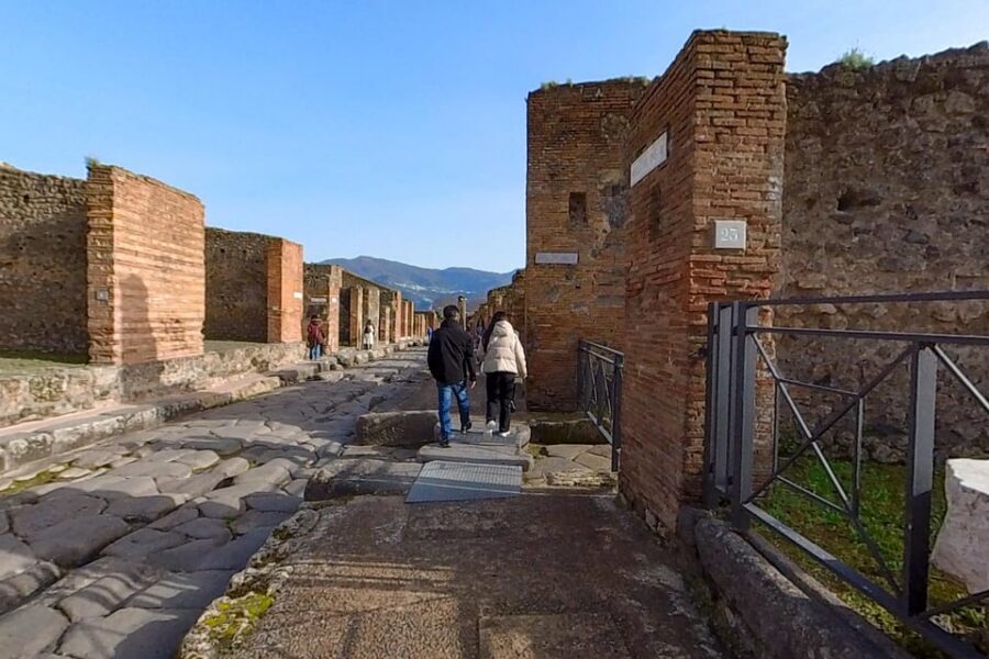 Pompeii: 2 Hours Skip the Line Visit with a Licensed Guide - Thermopolium: Pompeii’s fast-food counter
