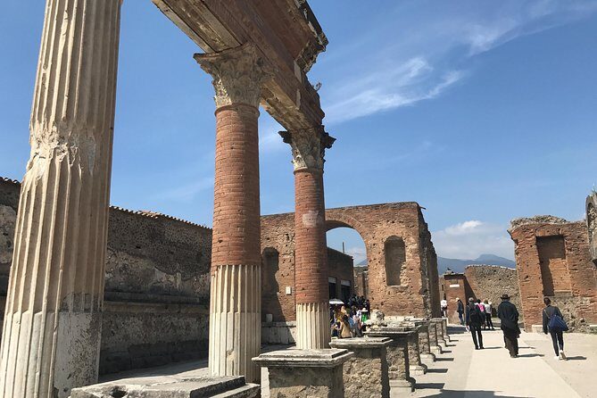 Pompeii: 2H Family friendly Tour with an Archeologist Guide - Why this 2-hour Pompeii format works for families