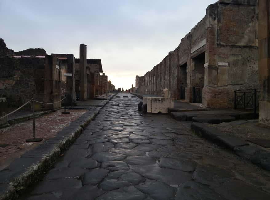 Pompeii : 2h small group tour with an archeologist - Meet at Pompei Scavi: The Start Point That Saves Stress