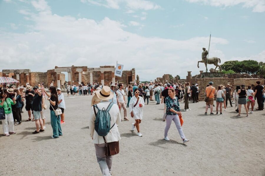 Pompeii and Oplontis: Small Group Tour with an Archaeologist - The built-in break and the train to Torre Annunziata