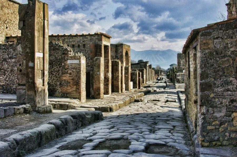 Pompeii: Entry Ticket & Guided Tour with an Expert Historian - Pompeii in Two Hours: What the Skip-the-Line Really Buys
