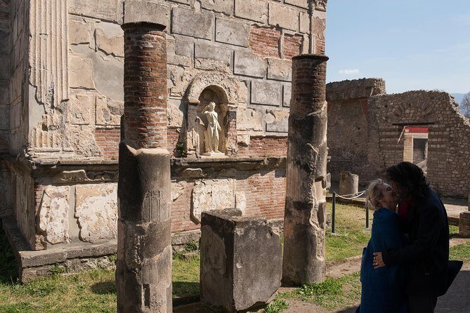 Pompeii excavations: skip-the-line private tour - The streets of Pompeii: shops, homes, and the Forum’s pull