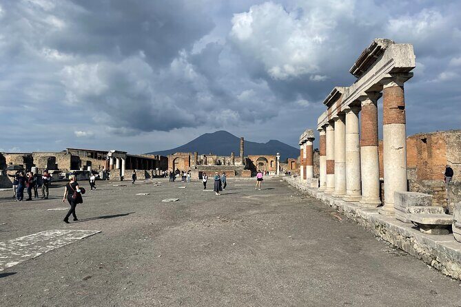 Pompeii Express: 1-Hour Guided Tour - Casa dei Vettii: fresco-packed luxury and practical household lessons