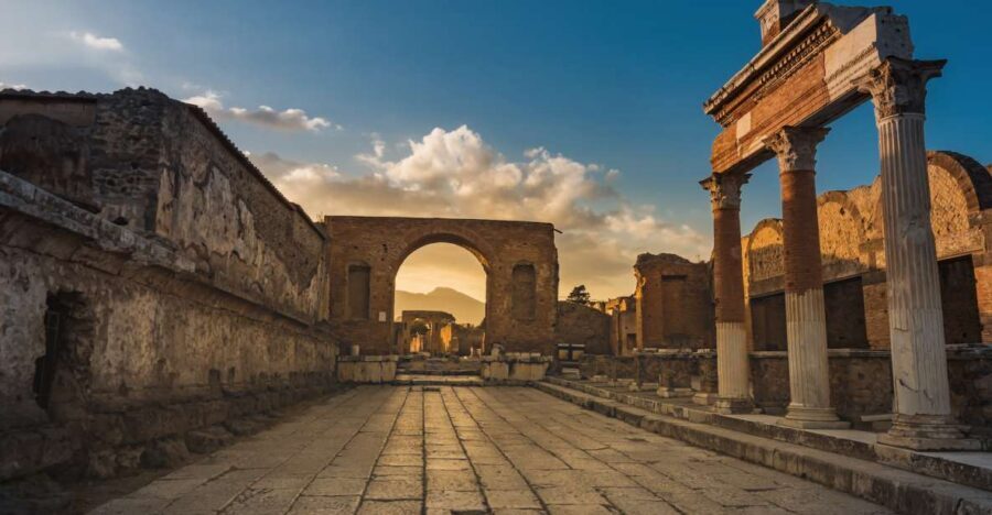 Pompeii Guided Tour with Archaeologist - Porta Marina Superiore: a calmer way to start Pompeii