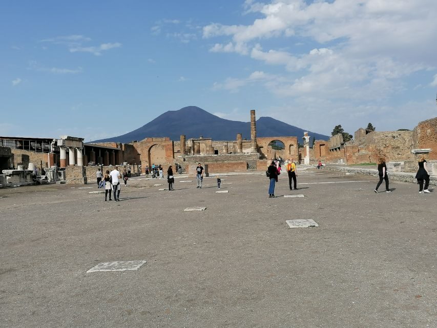 Pompeii: Guided Tour with Archaeologist with max. 12 People - Where you start: Ristorante Suisse and how the route is paced