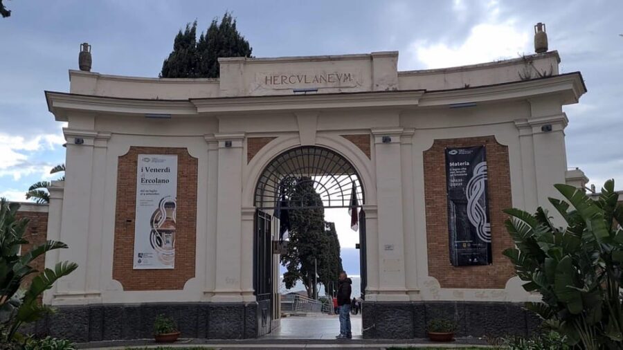 Pompeii & Herculaneum: Skip-the-line & Digital Guide App - Using the smart app well: headphones and battery planning