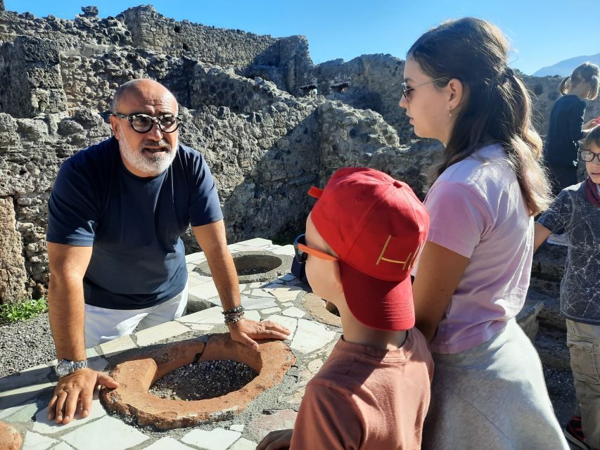 Pompeii Private Tour for Kids and Their Families - Paopian villas and frescoes: where kids look harder