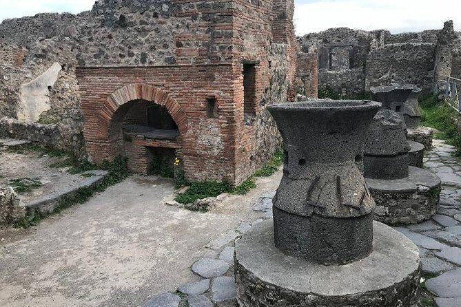 Pompeii Private Tour with Expert Guide - Lupanare House and Roman Villas: private life in stone