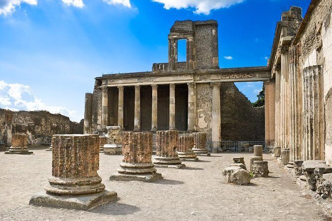 Pompeii ruins and the city of Naples with private transportation - From Pompeii to Naples: panoramic time and a lunch stop