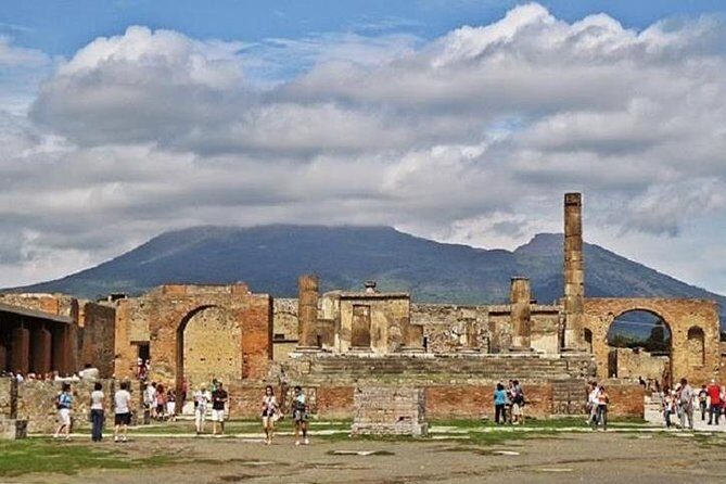 Pompeii Skip-the-Line Entry & Guided Tour with a certified guide - Where to meet: the station office that beats bad GPS