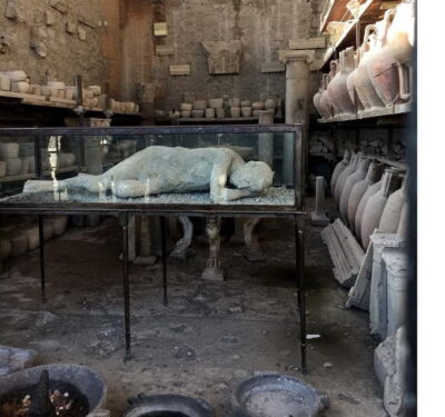 Pompeii: Skip-the-Line Private Tour with Archaeologist Guide - Finding your guide at the excavations entrance