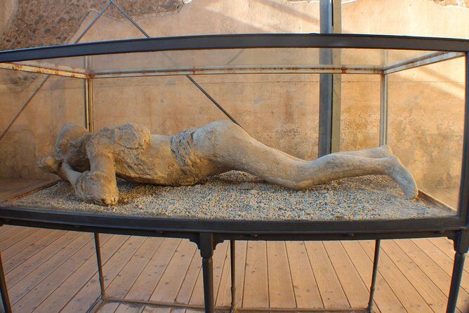 Pompeii Skip-the-Line Tour for Kids & Families with Archaelogist - Entering Pompeii fast: the meeting point and first momentum