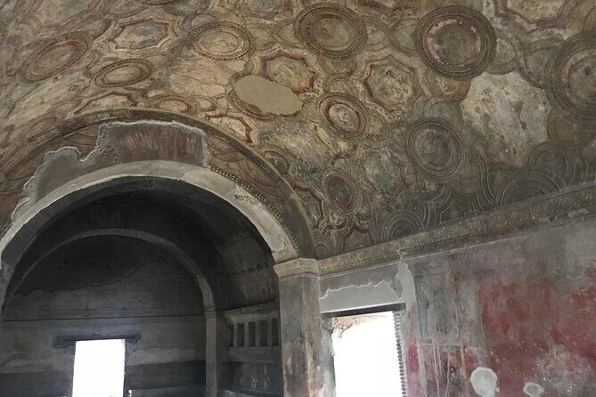 Pompeii Small Group Guided Tour with Skip-the-line Admission - Via dell’Abbondanza and Roman shop windows: seeing daily life