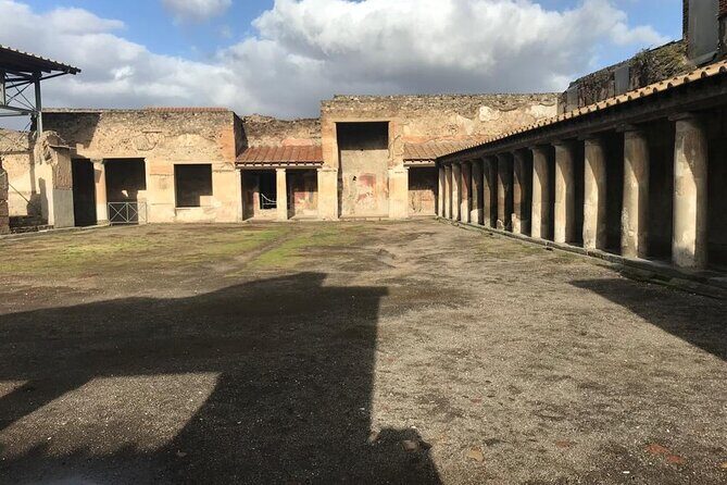 Pompeii Small Group Guided Tour with Skip-the-line Admission - Guide style that actually changes your day: hearing the story over the crowd