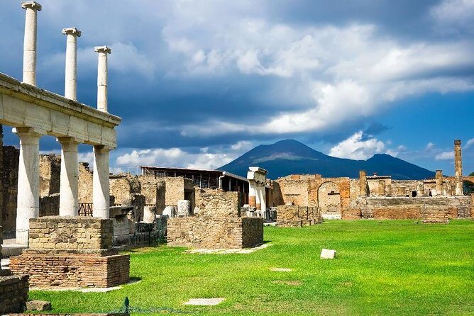 Pompeii tour with archaeologist - Meeting on the Pompeii Scavi side, then finishing at the Forum