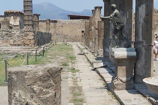 Pompeii tour with archaeologist - Stop 3: The Basilica’s real purpose, not just a big building