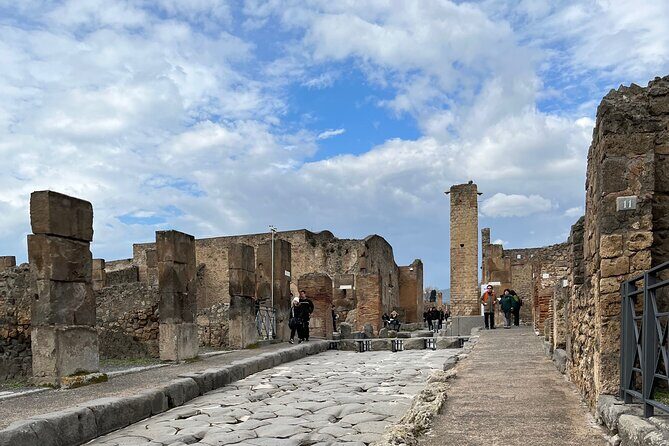 Pompeii walking tour (2hrs) - Everyday Roman life: how Pompeii helps you picture meals, work, and routine