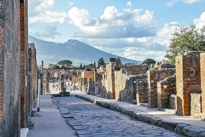 Pompeii Walking Tour: The Real History of the Ruins - Teatro Grande: where comedies and mimes turned ruins into a story