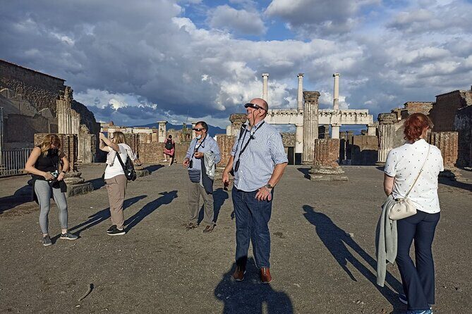 Pompeii: walking tour with 3D glasses and with entrance ticket - Who’s guiding you: assistant-led AR vs. classic docent style
