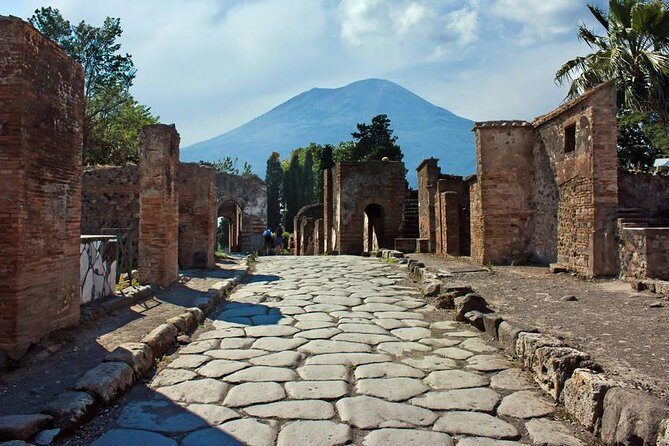 Pompeii Walking Tour with a licensed Guide - Finding the starting point at Piazza Esedra (and keeping it easy)