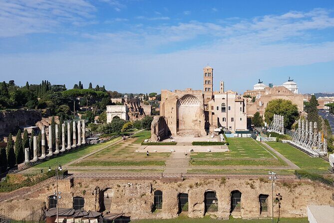 Private Colosseum Roman, Forum and Palatine Hill Tour - Entering the Colosseum with reserved access that actually saves time