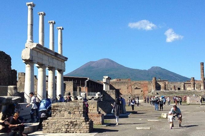 Private Pompeii Tour With Guide and Transfer Included - Foro de Pompeya: the central square that ran the city