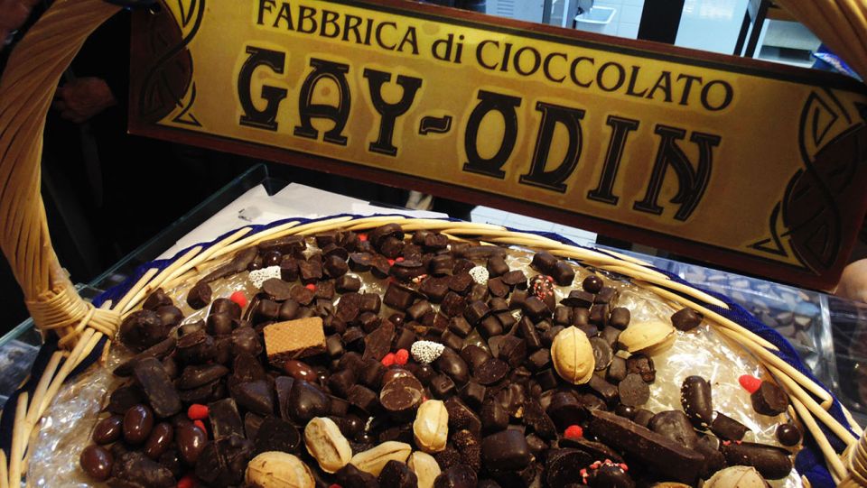 Private Tour: Naples Food Tasting Tour by Vintage Vespa - Gay Odin chocolate factory: machines, tradition, and tastings