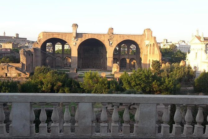 PRIVATE TOUR, with archaeologist: Colosseum, Palatine Hill, Roman Forum. - Roman Forum on the Via Sacra: where the route does the teaching