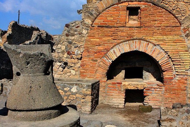 Private Tour with Official Guide through the wonders of Pompeii. - Main square and temples: Foro di Pompeya, Tempio di Giove Capitolino, Temple of Apollo