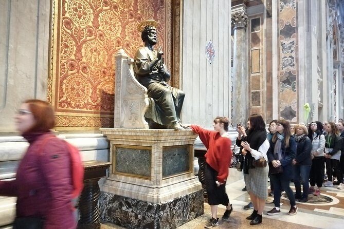 Private Vatican Museums, Sistine Chapel Tour fast track entrance. - The role of your guide: why Manuela Saolini’s method sticks