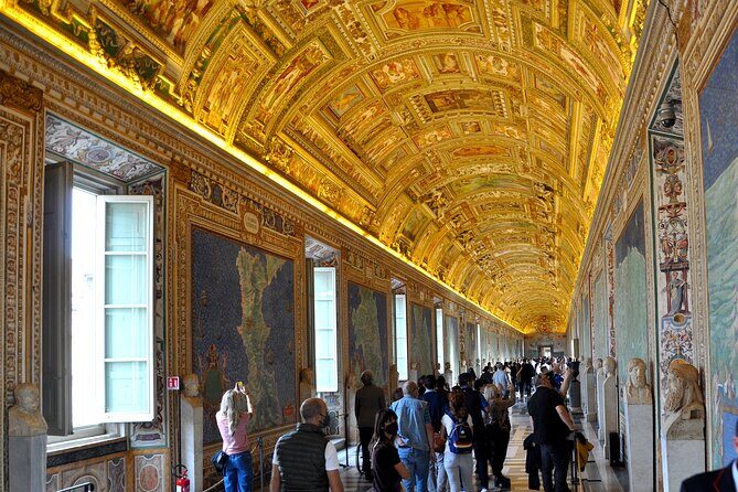 PRIVATE Vatican, Sistine Chapel & St. Peter's Basilica (shortcut) - Cortile della Pigna: a small stop with real architecture clues