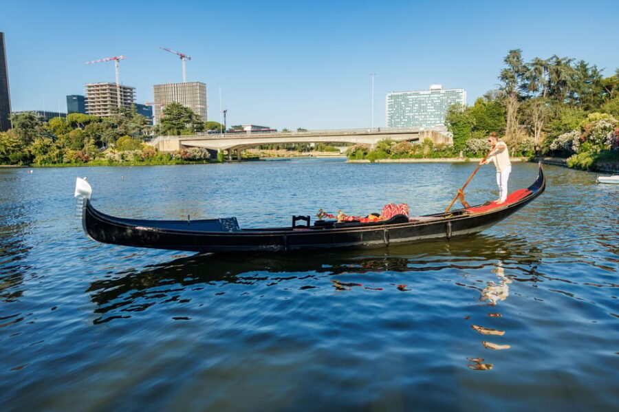 Roma: The one and only Roma Gondola tours on the lake! - Private Group Time With an Italian Gondolier