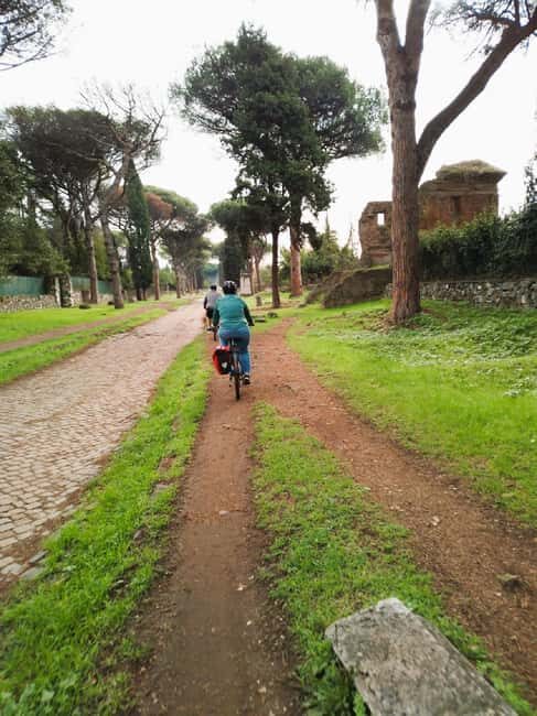 Rome: Appian Way & Catacomb Sunset E-bike Tour with Aperitif - Caffarella Park break and the calmer middle of the route