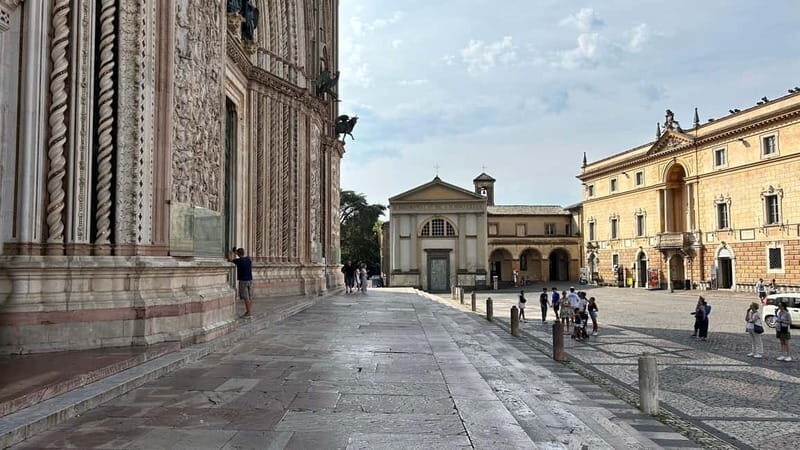 Rome: Assisi, Civita di Bagnoregio and Orvieto Day Tour - Civita di Bagnoregio: the Dying City walk and why 30 minutes still works