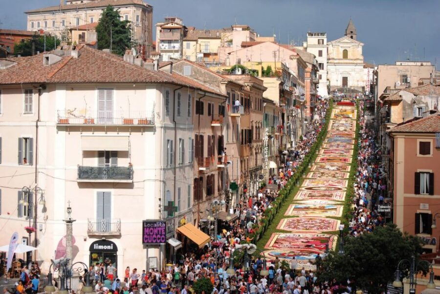 Rome: Castelli Romani Hop-on and Hop-off Tour - Live bus commentary that turns scenery into context