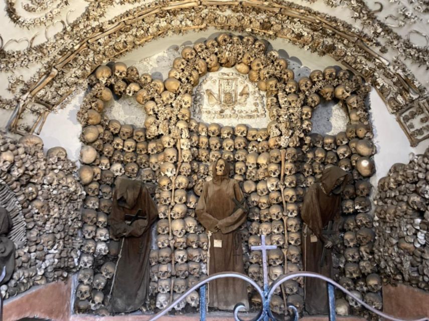 Rome: Catacombs and Capuchin Crypt Guided Tour with Transfer - Descending into the catacombs: St. Callixtus and the underground world