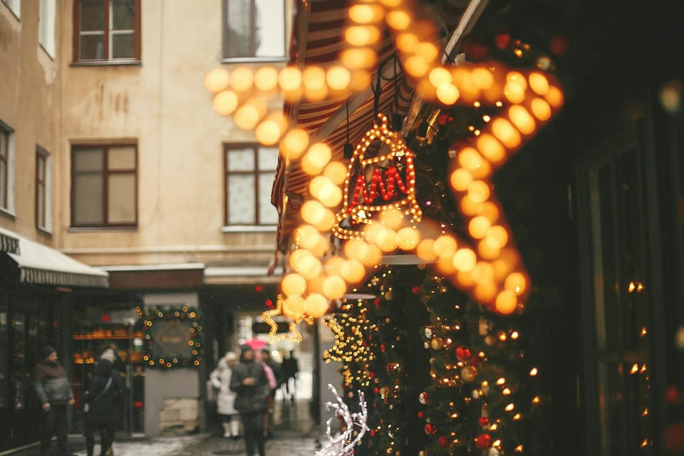 Rome: Christmas Lights Walking Tour - Via del Corso and Piazza Colonna: the Christmas walk down the main pulse