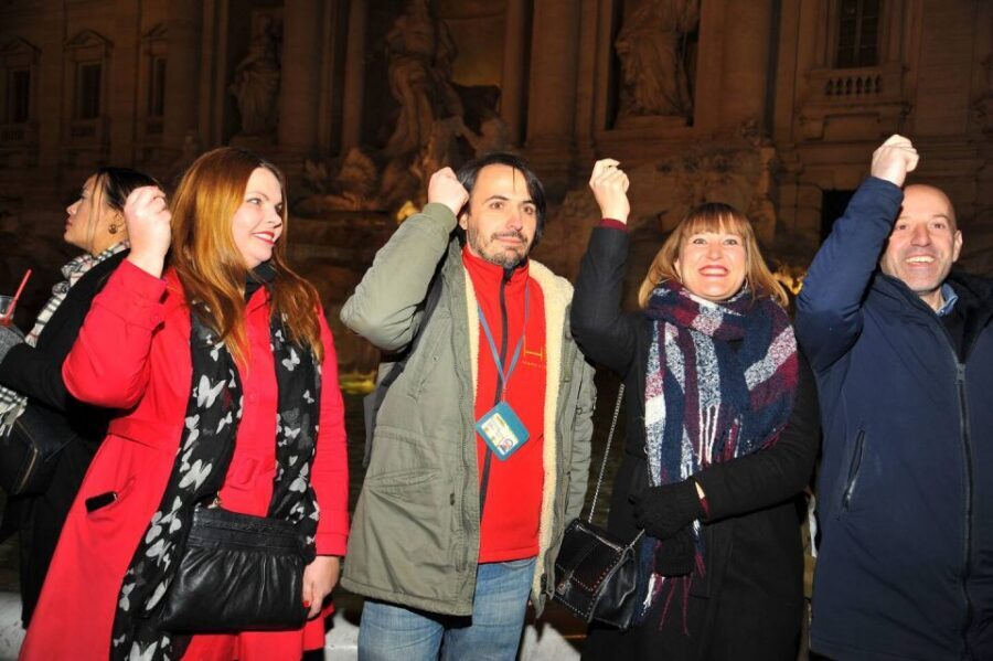 Rome: City Highlights Small Group Walking Tour by Night - Piazza di Spagna: the first photo stop that also sets your bearings