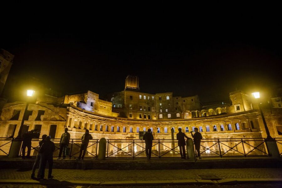 Rome: City Highlights Walking Tour with Local Guide - From Castel Sant’Angelo to the Angel’s Bridge: the night starts strong