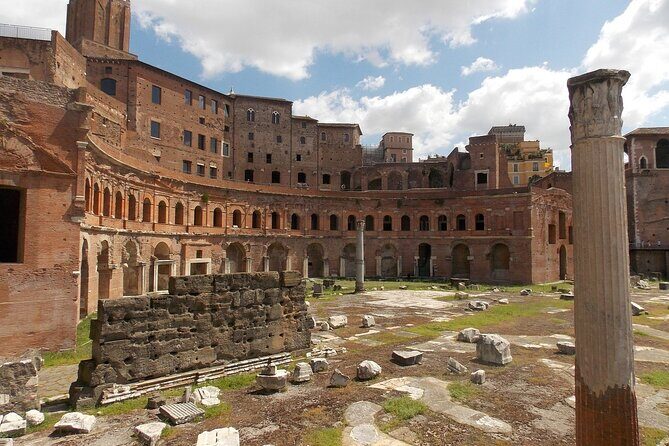 Rome Colosseum, Roman Forum & Palatine Hill Audio Tour - Roman Forum walking stop: temples, Senate House, and public speaking sites