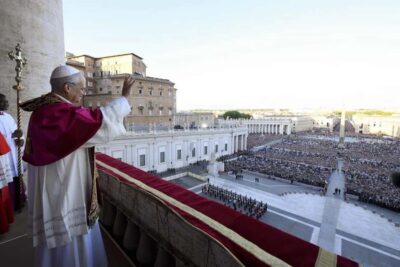 Rome: Escorted Papal Audience Experience with Entry Ticket - Meeting in front of The Rock Shop: the calm start you want