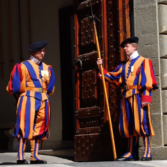 Rome: Escorted Papal Audience Experience with Entry Ticket - Bernini’s colonnades and the popemobile route: what to look for