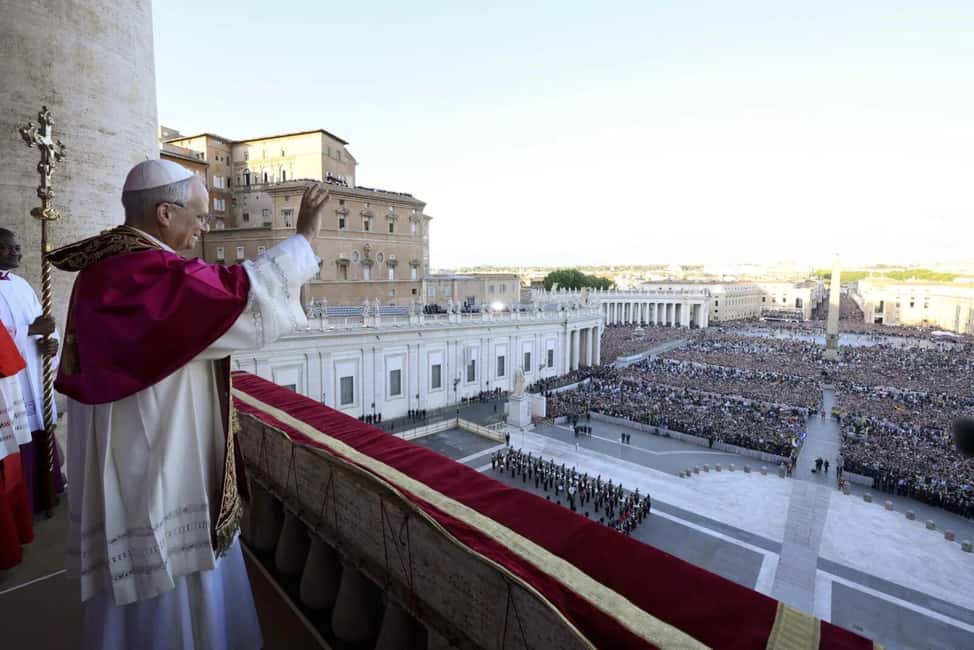 Rome: Escorted Papal Audience Experience with Entry Ticket - Meeting in front of The Rock Shop: the calm start you want