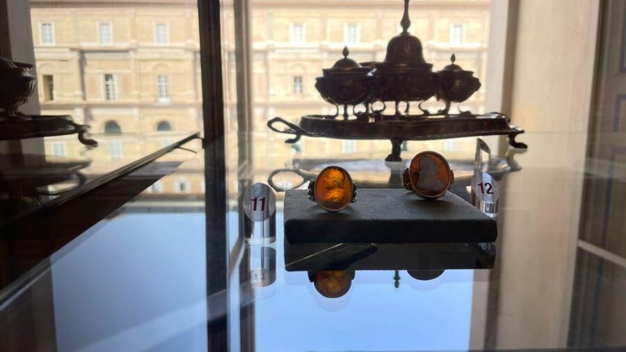 Rome: Excursion to the Vatican Museums - Gallery of Maps, Tapestries, and Candelabra: Art with a Job